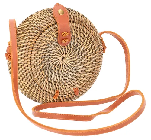 Geflochtene Rattantasche Modell 9 – Ethno-Stil - Stilvolle Handtasche aus Rattan mit einem einzigen Schultergurt. Ideal für den Alltag, fair gehandelt in Indonesien. Maße: 20x20x7 cm.