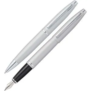 Cross Schreibset Calais Satin-Chrom - Kugelschreiber & Füller in Geschenkbox - Hochwertiges Füller- und Kugelschreiberset mit dokumentenechter Tinte, ideal für Büro und Geschenke. Elegantes Design mit Satin-Oberfläche und handgefertigter Edelstahlfeder für ein einzigartiges Schreibgefühl.