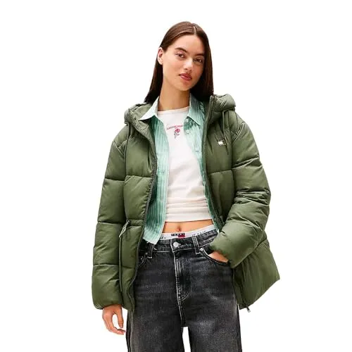 Tommy Jeans Steppjacke TJW HOODED MIDI PUFFER JACKET in Pewter Green - Modische Steppjacke mit Kapuze, ideal für den Alltag. Der hohe Kragen und die wärmende Kunstfaser sorgen für optimalen Tragekomfort. Praktische Eingrifftaschen und ein durchgehender Reißverschluss runden das Design ab.