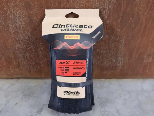 Pirelli Cinturato GRAVEL RC-X TLR 700x40 - Hochleistungs Fahrradreifen - Fahrradreifen mit TechWALL und SpeedGRIP-Technologie für optimale Traktion und Pannenschutz auf Gravel-Strecken.