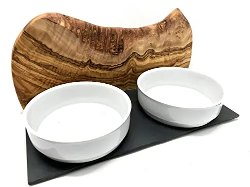 D.O.M. Futterstation Mountain mit 2 Porzellanschalen - Elegante Futterstation mit zwei 0,9 Liter Porzellanschalen auf einer robusten Platte. Der rustikale Olivenholzrand sorgt für einen besonderen Look und die Antirutsch-Füße garantieren sicheren Stand. Ideal für stilvolle Hundebesitzer!