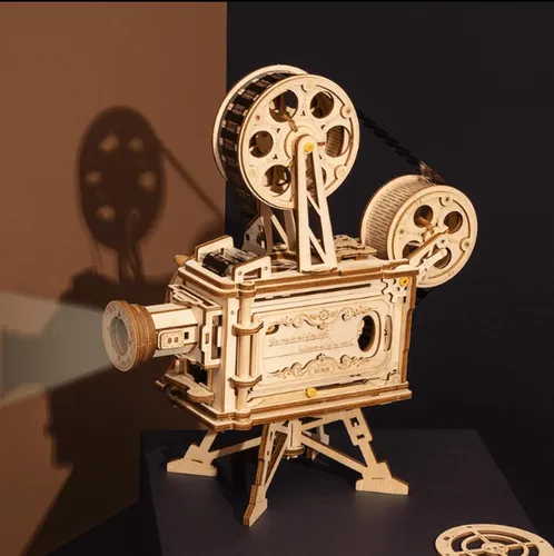 ROKR LK601 Charlie Chaplin 3-D Puzzle - 3D-Puzzle und Vintage-Holzprojektor, erstellt einen funktionierenden Projektor mit LED-Lampe und projiziert einen kostenlosen Charlie Chaplin Mini-Film, ideal für Modellbau-Enthusiasten.