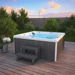 Outdoor Whirlpool STREAM BIG - Wellness für Deinen Garten - Whirlpool STREAM BIG mit Treppe und Thermoabdeckung, bietet ein einzigartiges Wellness Erlebnis im Freien und besticht durch seine atemberaubende Optik bei Abenddämmerung.
