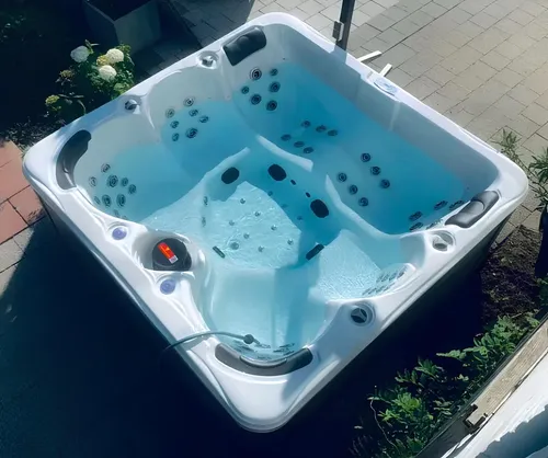 Whirlpool Whirlwanne Garten Bad Outdoor-Spa 210x210 cm - Großzügiges Outdoor-Spa mit LED-Beleuchtung, ideal für Entspannung im Freien. Maße: 210 x 210 x 90 cm, Fassungsvermögen: 1000 L. Genießen Sie Wellness in Ihrem Garten!