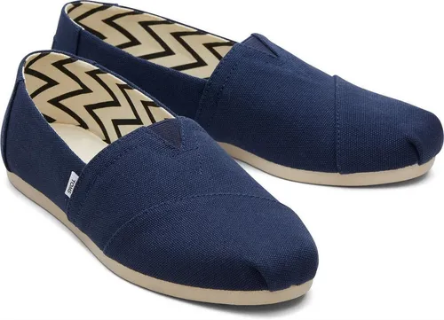 TOMS Damen Alpargata Flacher Slipper, Navy Wide - Stylische Slipper aus recyceltem Baumwoll-Canvas, ideal für den Alltag. Mit elastischem Einsatz für einfaches Anziehen und einer umweltfreundlichen OrthoLite-Einlegesohle für leichten Komfort.
