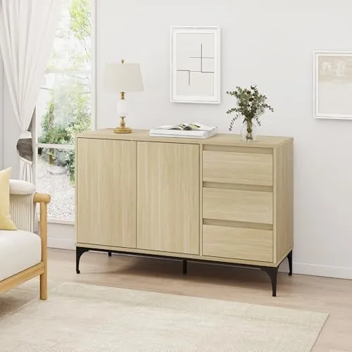 Sideboard 'Kistiandi' mit 2 Türen und 3 Schubladen - Kommode in Eicheoptik, ideal für stilvolle Wohnräume. Mit Push-to-Open-System für griffloses Öffnen und höhenverstellbarem Einlegeboden für flexiblen Stauraum.