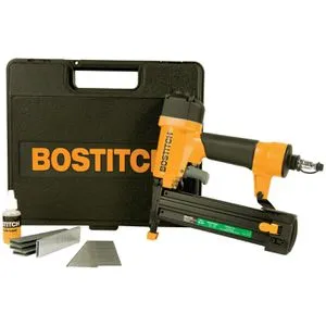 Bostitch Drucklufttacker SB-2IN1-E - Drucklufttacker für Klammern (15-35mm) und Nägel (15-40mm) mit einstellbarer Einschusstiefe. Ideal für Renovierungsarbeiten, inklusive Koffer und 2000 Zubehörteilen.