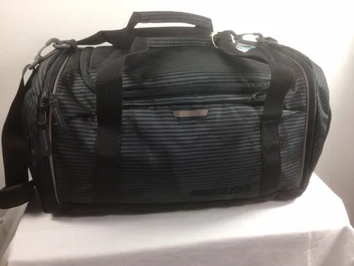 coocazoo Sporttasche Dark Mission - 20L schwarz-grau mit Nasswäschefach, ergonomischem Schultergurt und nachhaltiger Herstellung aus 14 recycelten PET-Flaschen