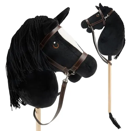 Bieco Hobby Horse Steckenpferd Rappe - Größe M, abnehmbarer Stock & Schweif - Echtes Hobby Horsing für Springreiten und Dressur im Garten oder Kinderzimmer. Hochwertige Materialien und liebevolle Details sorgen für Sicherheit und langanhaltenden Spielspaß. Ideal für Kinder ab 3 Jahren.