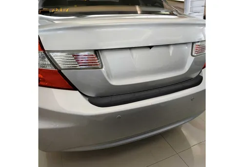 OMAC Ladekantenschutz für Honda Civic 2012-2016 - Schützen Sie die Ladefläche Ihres Honda Civic stilvoll vor Kratzern. Der langlebige Ladekantenschutz aus hochwertigem ABS ist einfach zu montieren und sorgt für eine perfekte Passform.