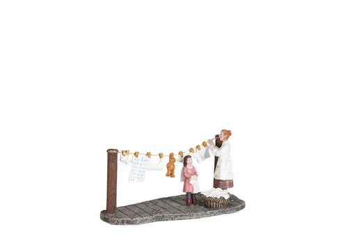 LuVille Weihnachtsdorf Luville Collectables Paula hilft Mama - Detailreiche Miniaturfigur von Paula, die Mama beim Wäscheaufhängen hilft. Perfekt für die festliche Dekoration und ein Highlight in jedem Weihnachtsdorf. Maße: L13 x B6 x H7 cm.