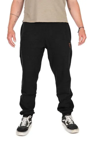 Fox Collection Jogginghose Schwarz/Orange - Angelhose Größe S - Schwarze Jogginghose für Angler mit stylischem Fox Logo in Orange. Bequemer Elastikhüftbund, gesicherte Gesäßtasche und robuste Reißverschlüsse. Ideal für den Outdoor-Einsatz.