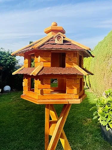 DARLUX Vogelvilla XL wetterfest mit Ständer - Futterhaus in Rot-Braun - Nistkästen - Wetterfestes, handgefertigtes Vogelhaus aus Holz mit schützenden Gauben und Bitumschindeldach. Inkl. Futterspender für optimalen Wetterschutz.