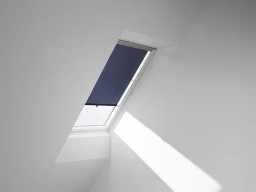 VELUX Original Sichtschutz-Rollo Dunkelblau für Dachfenster - Seitenzug- & Springrollos, sorgt für Privatsphäre bei Tageslicht und lässt sich einfach installieren – maßgeschneidert für VELUX Dachfenster.