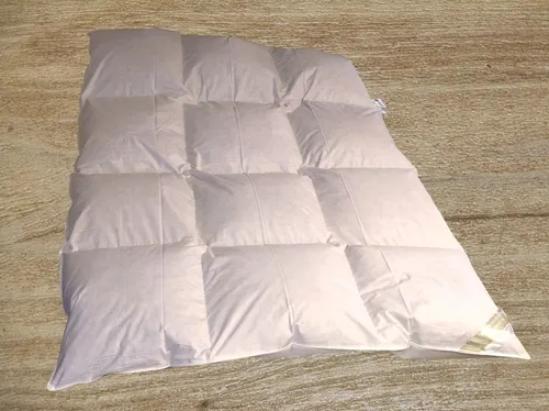 Betten Hofmann Winter Daunenbettdecke 155x220 cm - Allergiker Bettdecken mit kuscheliger Wärme, 12 Kassetten für hervorragende Klimaeigenschaften, ideal für kalte Winternächte, 100% Daunenfüllung für besten Schlafkomfort.