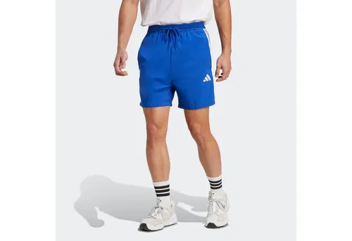 adidas Herren Essential Three Stripes Chelsea Base Short, Team royal Blue/White, 3XL - Sportliche Shorts aus 100 % recyceltem Polyester, regulär geschnitten mit praktischen Taschen und atmungsaktivem Mesh-Futter für optimalen Komfort.