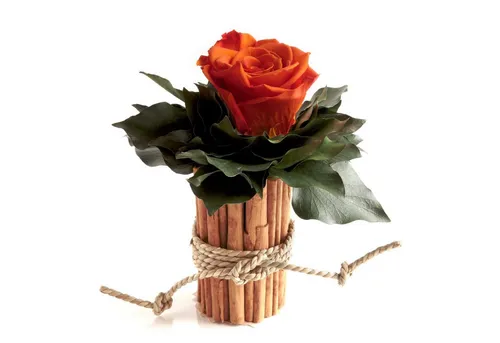 Kunstblumenstrauß Zimtbecher mit Infinity Rosen von Rosemarie Schulz