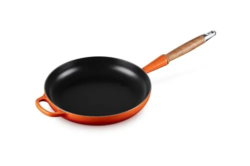 Le Creuset Signature gusseiserne Bratpfanne 24 cm Ofenrot - Hochwertige gusseiserne Pfanne mit Cool-Touch-Holzgriff, ideal für gleichmäßiges Kochen und köstliche Aromen. Perfekt für alle Herdarten, inkl. Induktion.