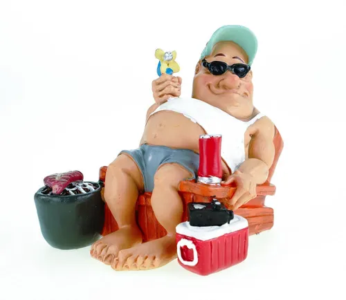 Happy Camper - Entspannter Biertrinker Figur - Figuren, Skulpturen & Statuen - Lustige Camping-Dekoration aus Kunststoff, ideal für Bierliebhaber und als witziges Männergeschenk.