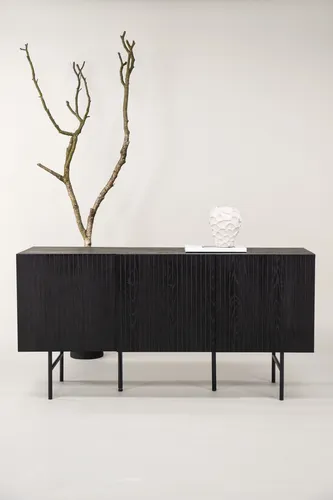 Björkön Sideboard 3 Türen schwarz - Skandinavische Kommode mit stilvollem Design, drei Türen im gerippten Look und versteckten Regalen für optimale Aufbewahrung und Eleganz.