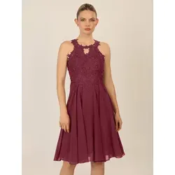 APART Cocktailkleid mit Cut-Out-Rücken in Bordeauxrot, Größe 42 - Elegantes Cocktailkleid für Damen mit floralem Spitzen-Design, raffiniertem Cut-Out im Rücken und ausgestelltem Chiffonrock in Midilänge – perfekt für besondere Anlässe.