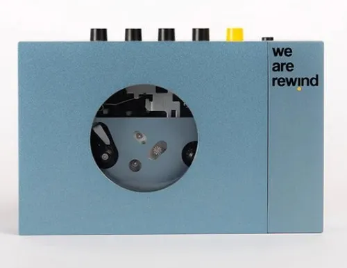 We Are Rewind Tragbarer Kassettenspieler mit Bluetooth - Kurt Blau - Tragbarer Kassettenspieler mit 10 Stunden Akkulaufzeit und Bluetooth-Funktion für kabellosen Musikgenuss, ideal für Retro-Liebhaber.