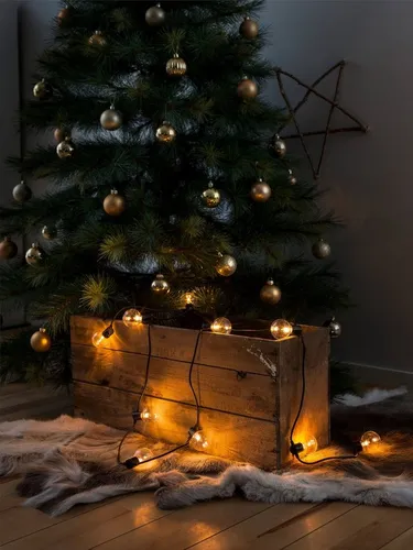 Konstsmide LED Biergartenkette mit 6h Timer - Weihnachtsbeleuchtung, batteriebetrieben mit 10 klaren Birnen und 20 bernsteinfarbenen Dioden, ideal für stimmungsvolle Außenbereiche, IP44 geschützt.