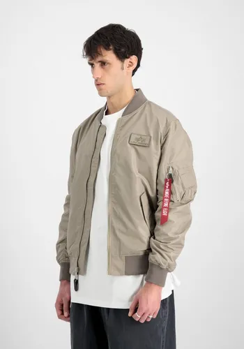 Alpha Industries Regular Fit Bomberjacke mit Logo-Patch in Beige, Größe XXXL - Die vielseitige Herrenjacke im Regular Fit bietet komfortable Eingrifftaschen und einen praktischen Stehkragen. Der Logo-Patch verleiht einen modernen Akzent, ideal für jeden Alltag.