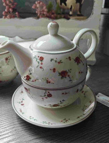 Tee for One Teekanne mit Tasse 0,4 L - Landhausstil von Clayre & Eef - Teekanne mit passender Tasse, ideal für eine Person. Aus hochwertiger Keramik im charmanten Landhausstil, perfekt für gemütliche Teestunden.