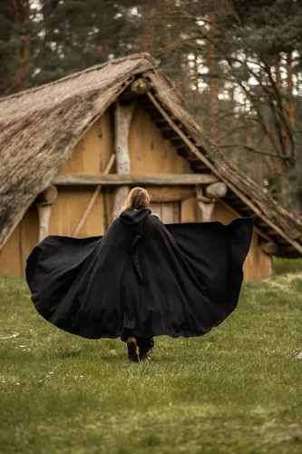 Mittelalter Umhang mit langer Kapuze Wolle Schwarz 160 cm von Leonardo Carbone