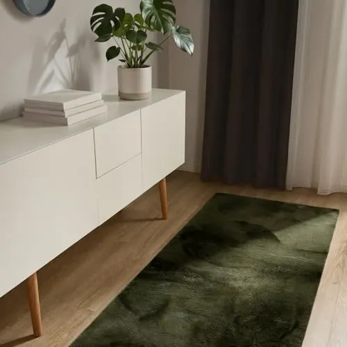benuta Basic Kunstfaser Fellteppich Furry - Olivgrün 70x200 cm - Weicher Wohnzimmerteppich mit Anti-Rutsch-Rückseite - Der Kunstfaser Teppich Furry vereint Stil und Funktionalität. Mit seiner flauschigen Oberfläche und der praktischen Anti-Rutsch-Rückseite ist er ideal für stark frequentierte Räume und sorgt für ein gemütliches Ambiente.