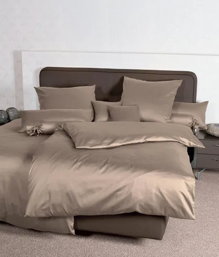 Janine Mako Satin Bettwäsche Uni Colors 240 x 220 cm Taupe - Bettwäsche-Set 240x220 cm aus hautsympathischer Mako-Baumwolle, perfekt für Wasserbetten, pflegeleicht und bügelleicht – für erholsamen Schlaf in stilvollem Design.