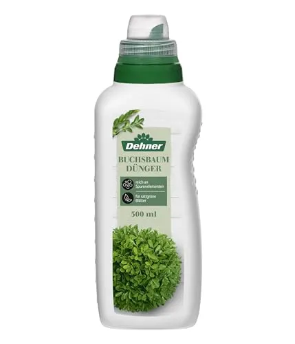 Dehner Buchsbaumdünger 500 ml - Hochwertiger Flüssigdünger für Buchsbäume - Spezial-Flüssigdünger für Buchsbäume mit NPK 7+5+5. Fördert gesundes Wachstum und enthält wertvolle Spurenelemente. Ideal für die Pflege Ihrer Pflanzen. Flasche aus 90% recyceltem Kunststoff.