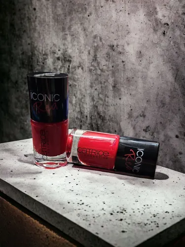 Catrice Hochglanz Nagellack ICONIC RED 91 It's All About That Red Vampir Rot Top