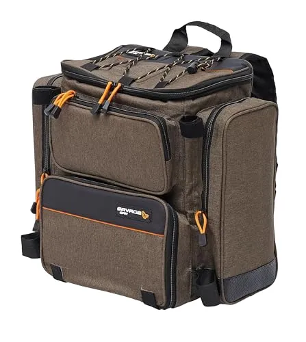 Savage Gear Specialist Rucksack - Wasserdichter Angelrucksack für mobile Angler - Angeltaschen: Der Savage Gear Specialist Rucksack bietet 23L Stauraum mit UV-geschützten Köderboxen und ergonomischen Gurten, ideal für mobile Bank-, Boots- und Reiseangler.