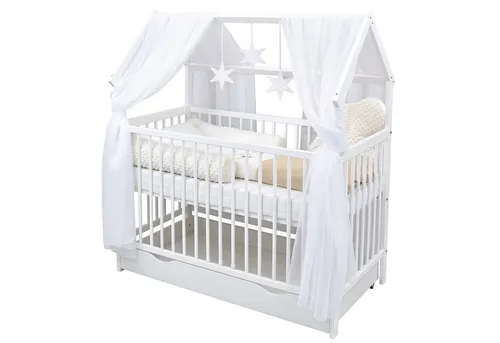Baby-Delux Hausbett Kinderbett 60x120 cm mit Beißschienen - Gitterbett aus Kiefer Massivholz, 3-fach höhenverstellbar und mit herausnehmbaren Schlupfsprossen für mehr Sicherheit und Komfort im Kinderzimmer.