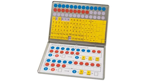 Betzold Lernspielzeug 1, 2, 3 ... Zahlenzauberei: Rechen-Magnetbox – Interaktives Lernspiel - Rechenlernspiele für Kinder ab 5 Jahren, fördert spielerisch das Mathematikverständnis mit bunten Magneten für kreative Lernmomente.
