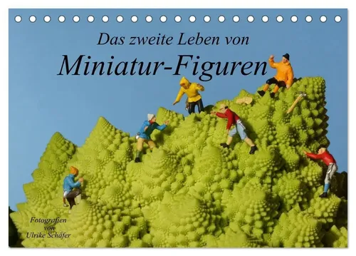 Ulrike Schäfer | Das zweite Leben von Miniatur-Figuren 2026 - Kreativer Tischkalender 2026 mit humorvollen Illustrationen, der alltägliche Szenen mit kleinen Figuren einfängt – ideal für Schreibtisch und Wand.