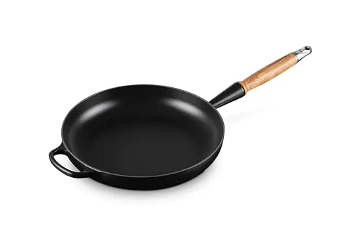 Le Creuset Bratpfanne Signature 24 cm Schwarz - Gusseiserne Pfanne mit ergonomischem Holzgriff, ideal zum scharfen Anbraten von Fleisch und Gemüse. Für alle Herdarten geeignet und leicht zu reinigen. Lifetime Garantie bis zu 30 Jahren!
