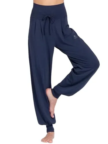 Magadi Yogahose Florence Navy aus Naturmaterial M - Bequeme Yoga-Hose von MAGADI mit breitem, verstellbarem Bund für optimalen Halt. Aus nachhaltigem Bio-Baumwolle und TENCEL gefertigt, bietet sie hohen Tragekomfort und Bewegungsfreiheit. Ideal für jede Yoga-Praxis.