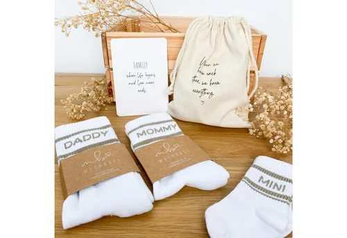 MeinBaby123® Tennissocken Geschenkset für frischgebackene Eltern - Süßes Tennissocken-Set für Mama, Papa & Baby – das perfekte Geschenk zur Geburt! Inklusive Baumwollsäckchen und Karte mit liebevollem Spruch. Ideal für die ganze Familie!