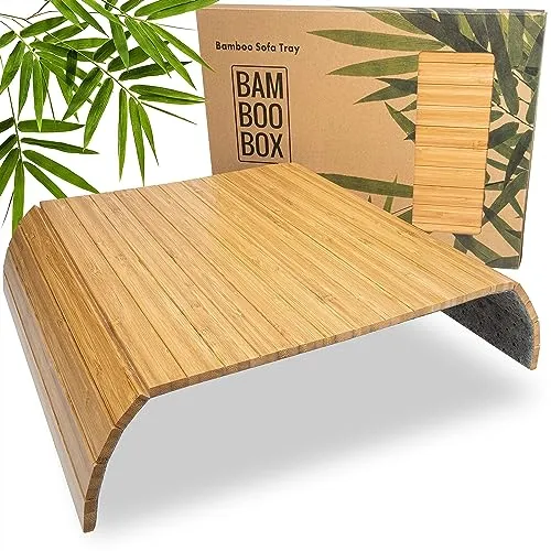BAM BOO BOX Sofatablett aus Bambus - Flexibles Couch Tablett für Armlehnen - Sofas & Couches - Hochwertiges, ökologisches Bambus-Tablett mit rutschfestem Vlies für stabilen Halt und Schutz vor Verschmutzung. Ideal für Gläser und Snacks!