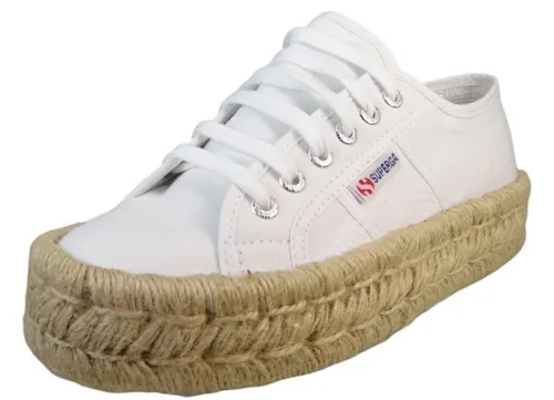 Superga Damen Low Sneaker 2740 Platform in Weiß - Stylischer Low Sneaker aus atmungsaktiver Baumwolle mit durchgehendem Plateau für ein bequemes Tragegefühl. Ideal für den Freizeitlook und vielseitig kombinierbar.