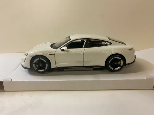 Porsche Taycan Turbo S, Bburago Modell Modellauto 1:24 weiß