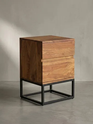 Kadima Design Nachttisch aus Echtholz, Braun, 2 Schubladen - Modernes Nachttisch im Industrial-Style mit zwei geräumigen Schubladen. Handgefertigt aus robustem Sheeshamholz, ideal für Boxspringbetten. Stabile Konstruktion mit schützendem Klarlack und höhenverstellbaren Noppen.