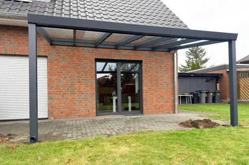 Terrassenüberdachung Aluminium Barcelona mit VSG Glas – Wetterfestes Terrassendach in Anthrazit, 305 x 200 cm - Hochwertige Aluminiumkonstruktion für hohe Stabilität und Langlebigkeit. Das klare VSG-Glasdach sorgt für optimale Lichtdurchlässigkeit und schützt zuverlässig vor Regen, ideal für Terrasse und Garten.