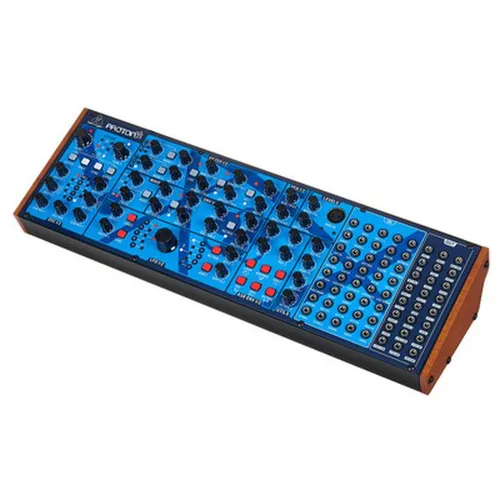 Behringer Proton B-Stock: Analog Semi-Modularer Synthesizer - B-Stock, analoger Semi-Modularer Paraphonic Synthesizer mit 2 VCOs und 4 Envelopes für kreative Klanggestaltung, ideal für Musiker und Sounddesigner.