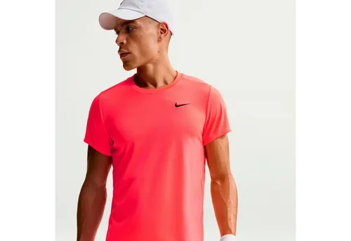 Nike T-Shirt Court Victory Dry - Sportliches T-Shirt für Tennis und Freizeit: Hergestellt aus atmungsaktivem Dri-FIT-Material, sorgt es für ein trockenes Tragegefühl und optimale Bewegungsfreiheit. Ideal für aktive Tage auf und neben dem Court.