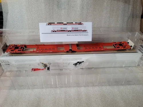 Märklin 47470 H0 Gelenk-Taschenwagen Sdggmrss 738 der DB AG - Modelleisenbahn-Wagen, 6-achsiger Gelenk-Taschenwagen für den modernen Ladungsverkehr, detailreich mit beweglich gelagerten Tragwagenhälften und hochklappbaren Klappriegeln.