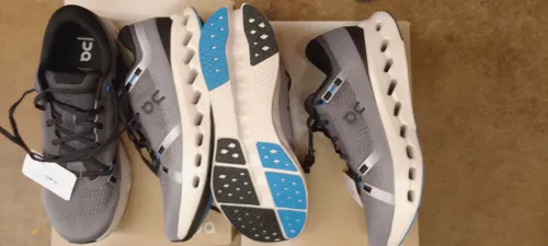 On Herren Cloudsurfer 2 grau 44.0 – Komfortabler Laufschuh - Der On Cloudsurfer 2 kombiniert Komfort mit modernster Dämpfungstechnologie. Der atmungsaktive Mesh-Oberstoff sorgt für ein leichtes Tragegefühl und die optimierte Außensohle bietet perfekten Grip. Ideal für aktive Läufer.